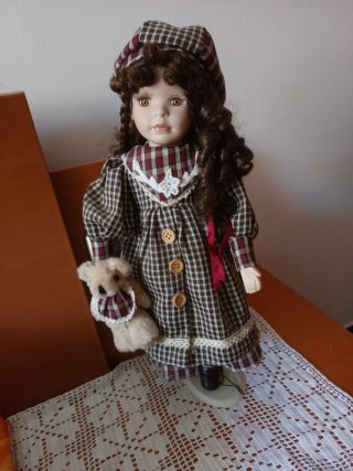 Muñeca de porcelana con osito