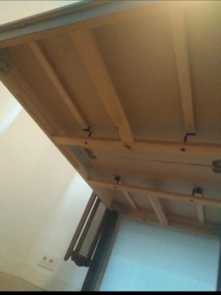 Mesa de comedor de madera oscura