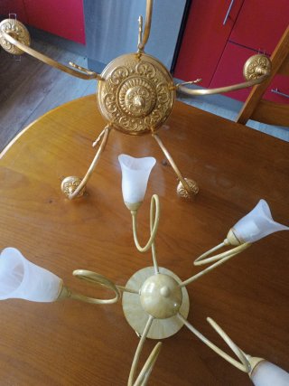 Lámparas de techo doradas y beige