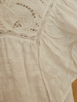 Blusa Sfera blanca con encaje