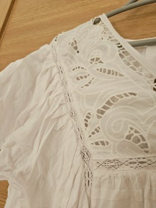 Blusa Sfera blanca con encaje