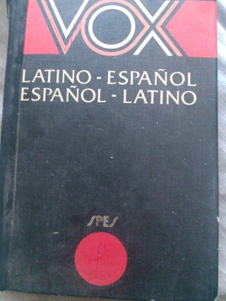 Libro de chistes y diccionario. Español -Latín.