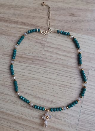 Collar artesanal de cuentas verdes con cruz