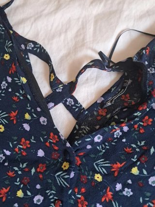 Blusa Stradivarius floral cruzada