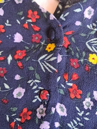 Blusa Stradivarius floral cruzada