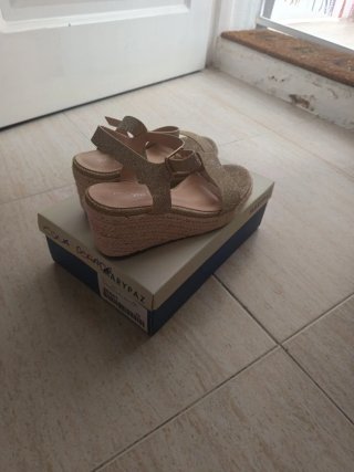 Sandalias cuña Marypaz doradas y rosas