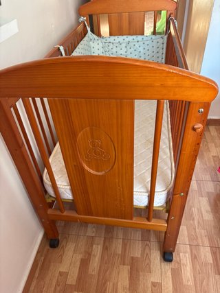 Cuna de madera con colchón