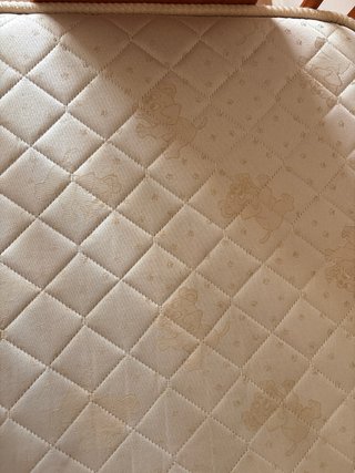 Cuna de madera con colchón