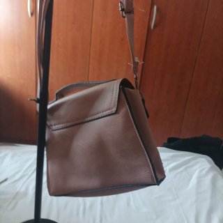 Borsetta similpelle con decorazioni floreali