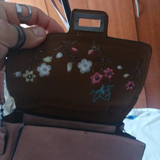 Borsetta similpelle con decorazioni floreali