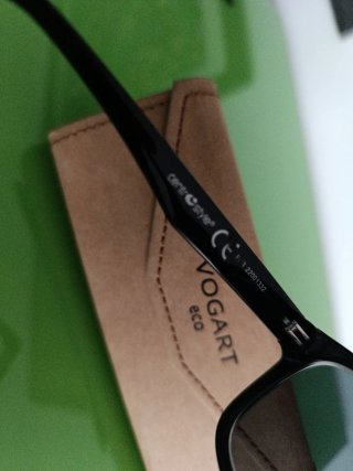 Gafas de sol polarizadas negras de mujer.