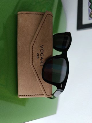 Gafas de sol polarizadas negras de mujer.