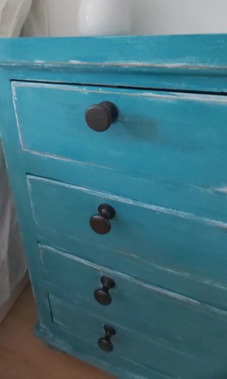 Cómoda de madera azul turquesa