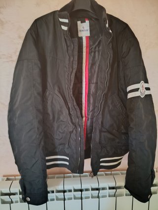 Giubbino nero uomo bomber firmato "Moncler".