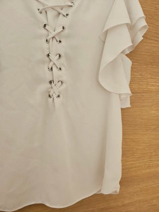 Blusa Stradivarius blanca volantes