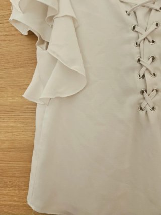 Blusa Stradivarius blanca volantes