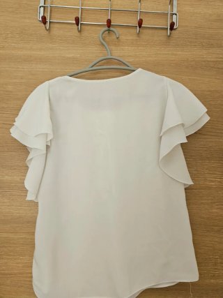 Blusa Stradivarius blanca volantes