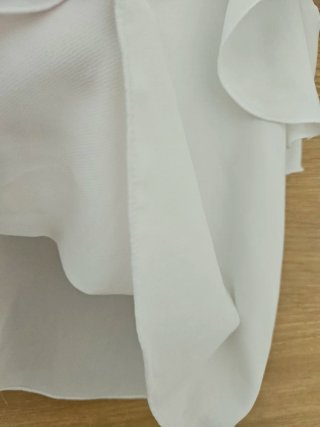 Blusa Stradivarius blanca volantes
