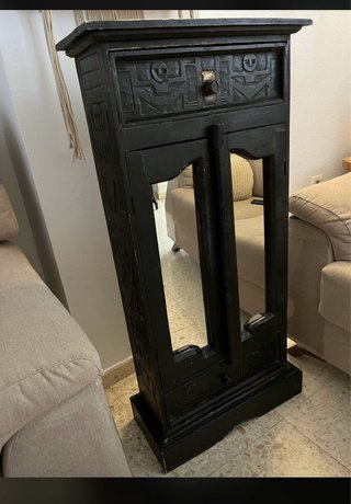 Mueble estante de madera y cristal