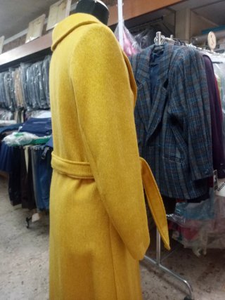 Abrigo vintage amarillo mostaza
