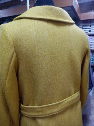 Abrigo vintage amarillo mostaza