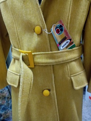 Abrigo vintage amarillo mostaza
