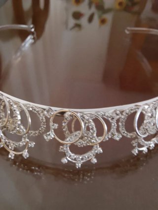 Tiara de plata con pedrería