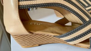 Sandalias cuña beige y gris