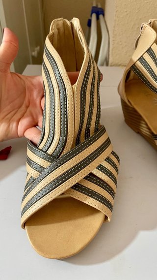 Sandalias cuña beige y gris