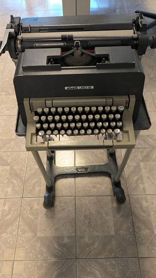 Máquina de escribir Olivetti Linea 98 con mesita