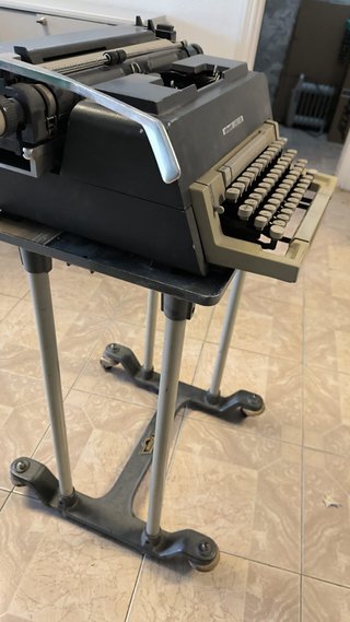 Máquina de escribir Olivetti Linea 98 con mesita