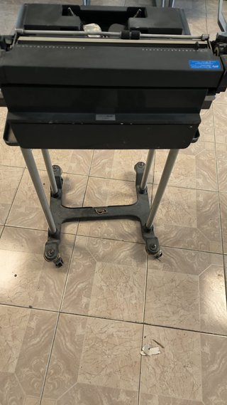 Máquina de escribir Olivetti Linea 98 con mesita