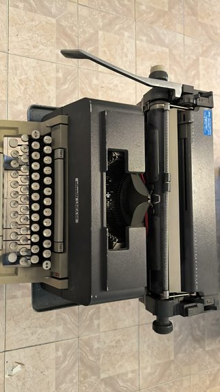 Máquina de escribir Olivetti Linea 98 con mesita