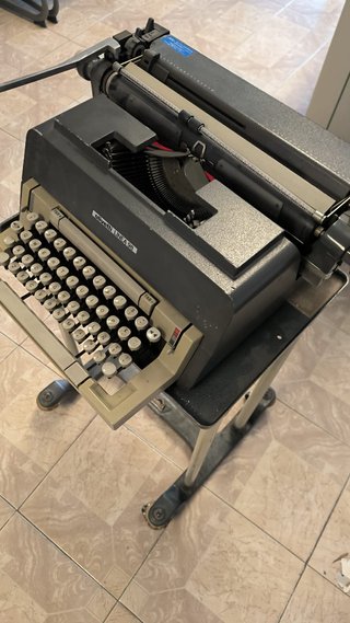 Máquina de escribir Olivetti Linea 98 con mesita