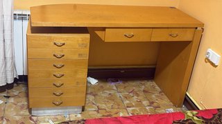 Escritorio de madera con cajones