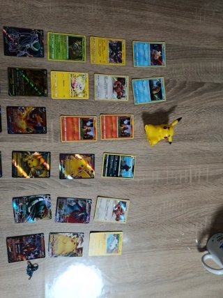 Cartas Pokémon y Figura Pikachu