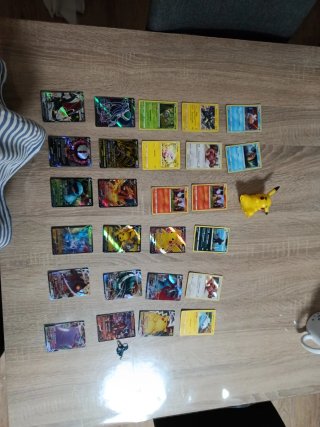 Cartas Pokémon y Figura Pikachu