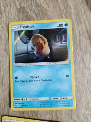 Cartas Pokémon y Figura Pikachu
