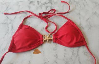 Bikini rojo con detalles dorados