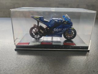Moto Yamaha YZR-M1 Valentino Rossi 2004