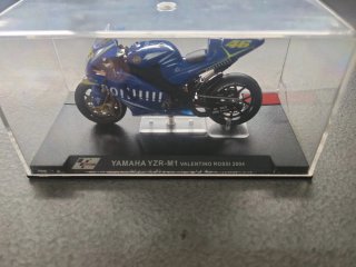 Moto Yamaha YZR-M1 Valentino Rossi 2004