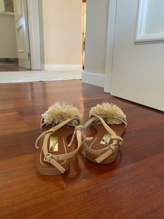 Sandalias Beige con Pompones