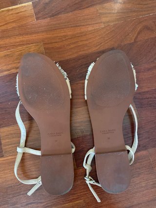 Sandalias Beige con Pompones