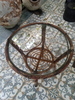 Mesa de jardín redonda de mimbre y cristal