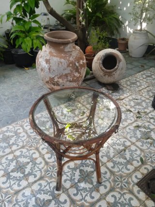 Mesa de jardín redonda de mimbre y cristal