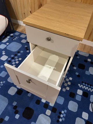 Cómoda estrecha blanca efecto roble
