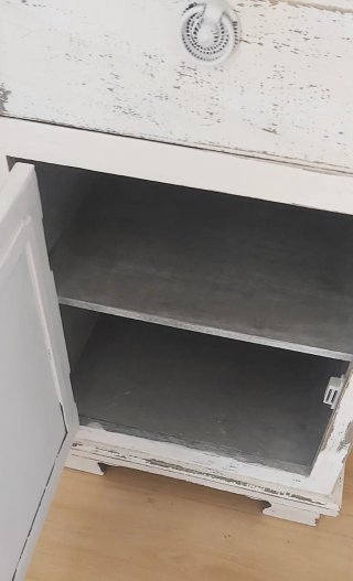 Mesita de noche de madera blanca