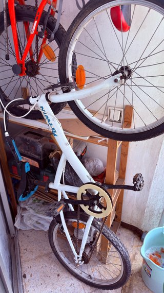 Bicicleta blanca B-twin