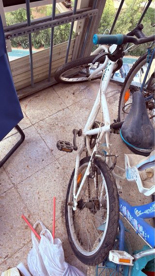 Bicicleta blanca B-twin