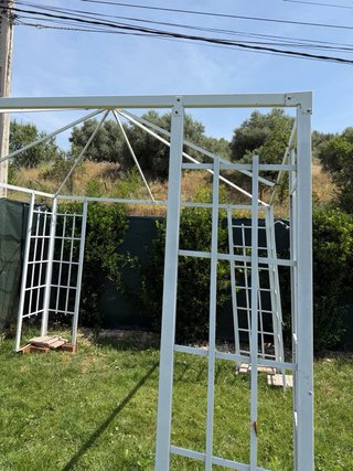 Pérgola de metal blanca